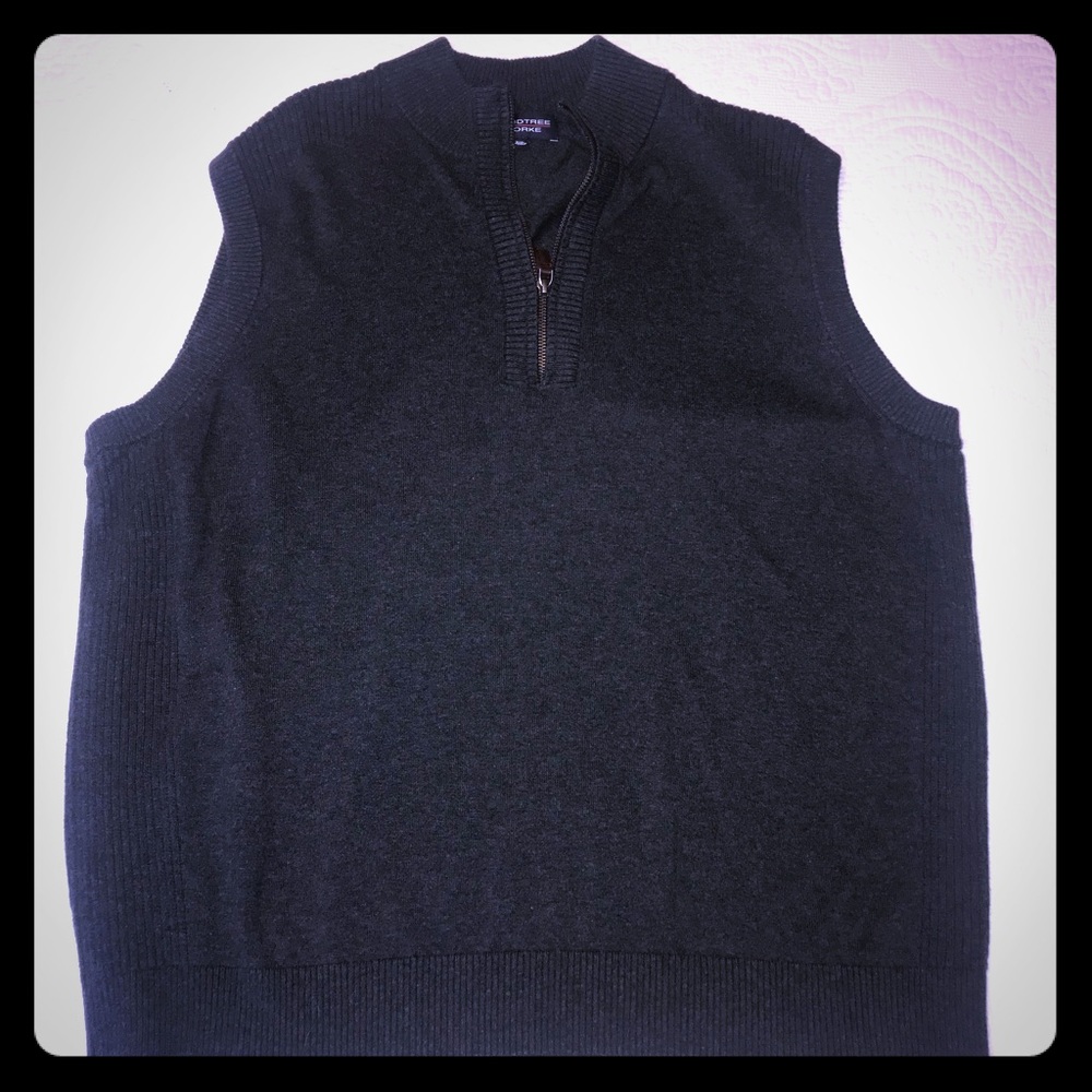 Men’s charcoal gray Sweater vest!